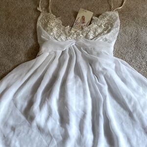 Bloom by Jonquil Beautiful New ivory chiffon pearls nightgown